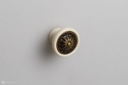 Ceramica мебельная ручка-кнопка белая со вставкой старинная латунь