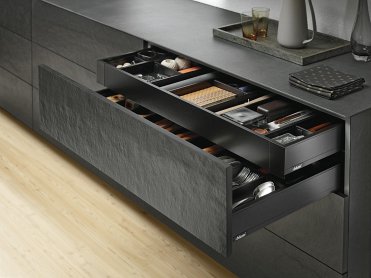 Внутренний ящик LEGRABOX pure TIP-ON BLUMOTION (высота M 90,5, глубина 500 мм, до 70 кг), терра-черный
